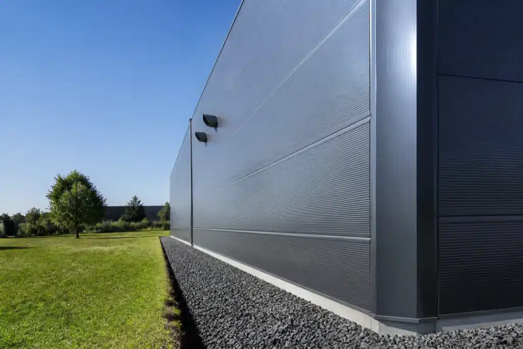 Bâtiment industriel avec panneaux muraux métalliques gris
