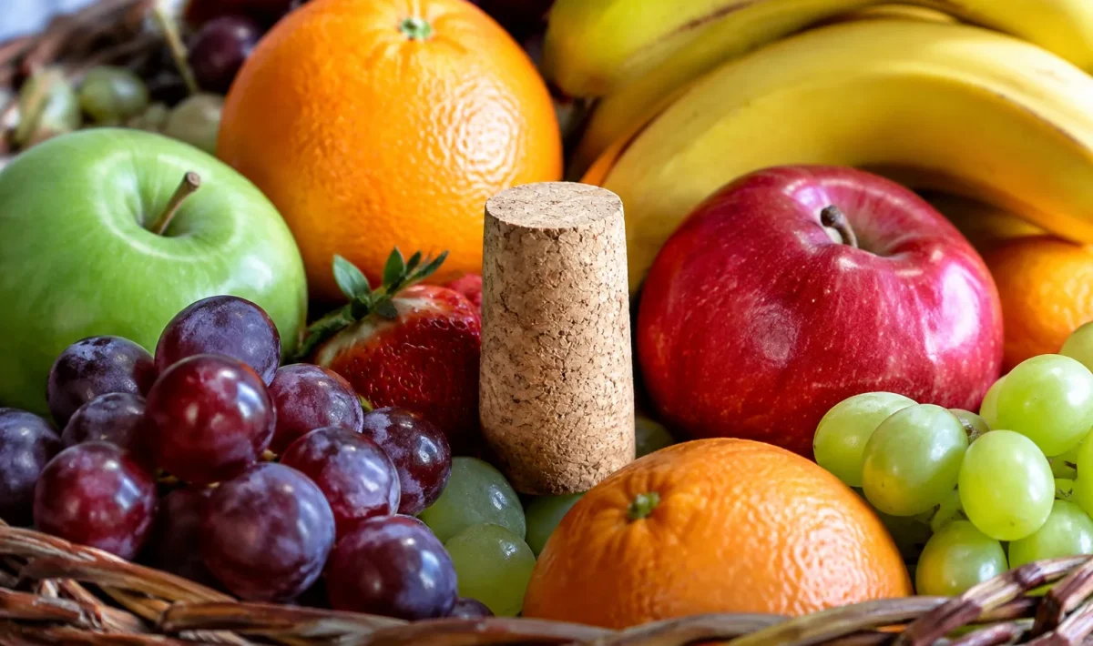 Bouchon liege pose verticalement dans corbeille fruits colorees