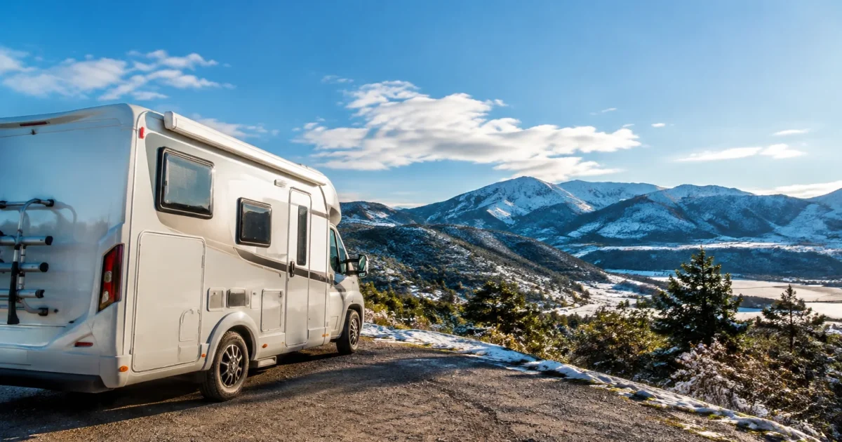 Camping-car stationne face au paysage espagnol hivernal ensoleille