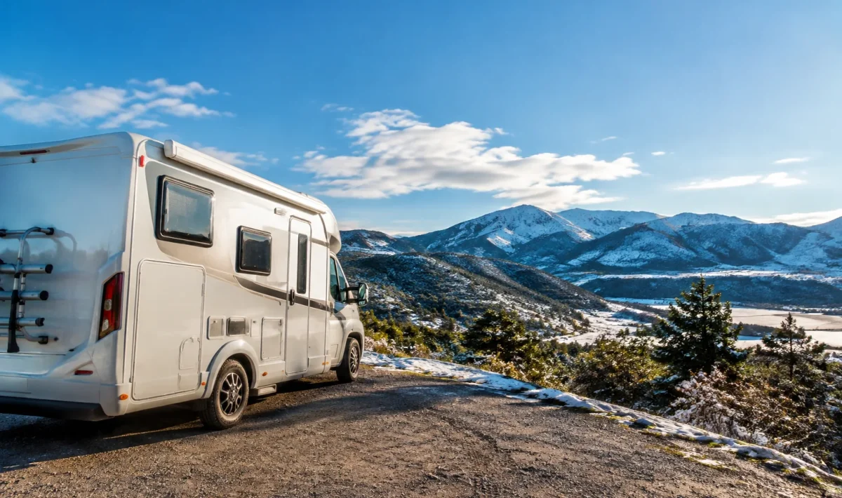 Camping-car stationne face au paysage espagnol hivernal ensoleille