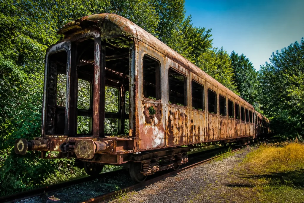 Carcasse metallique rouille sur rails immobiles