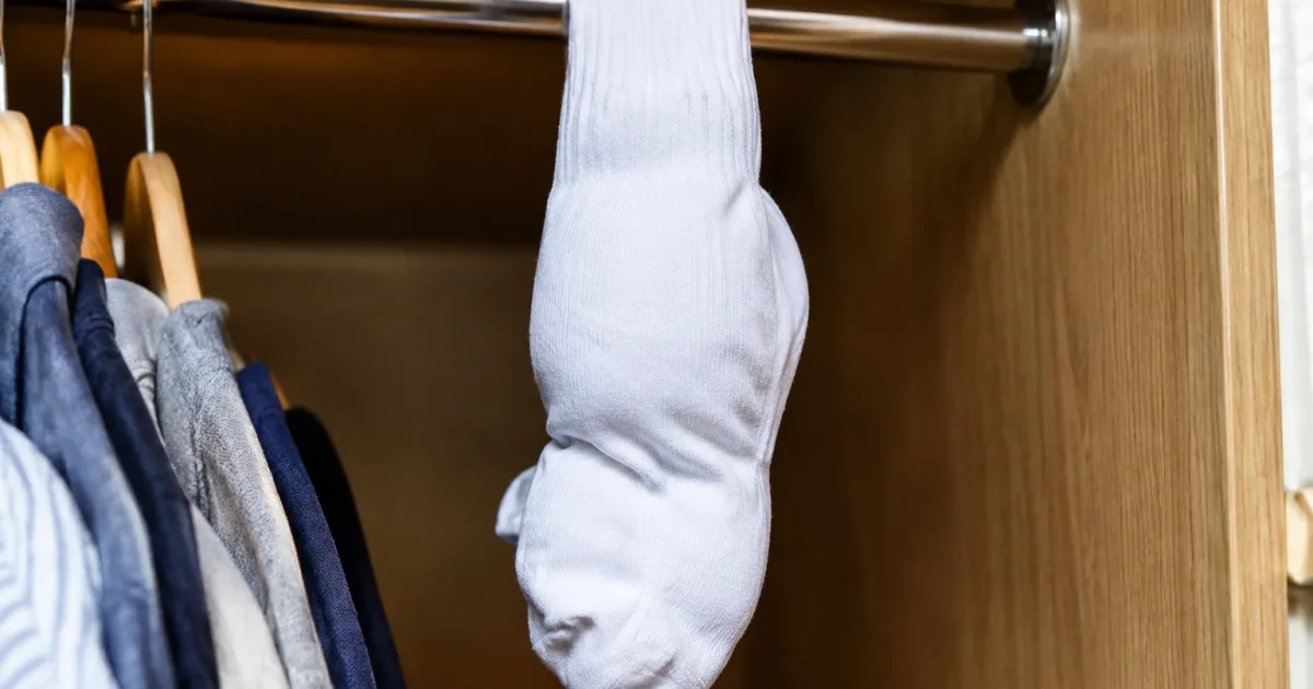 Chaussette blanche gonfiee suspendue barre interieur armoire