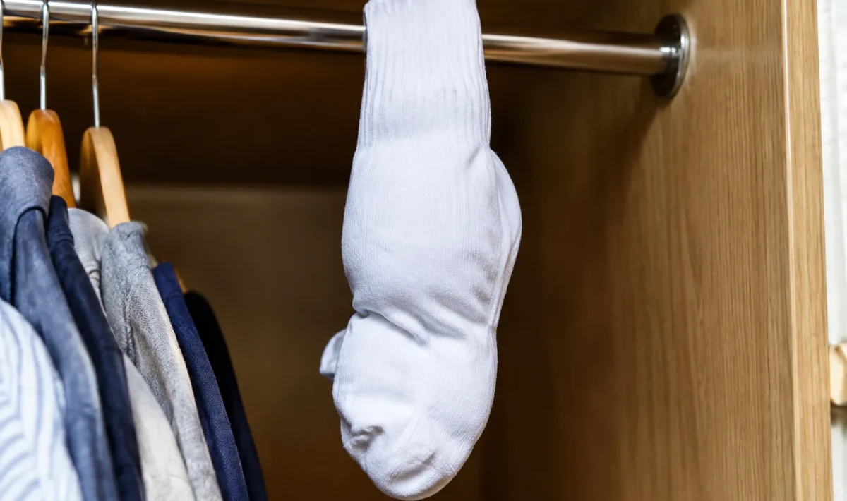 Chaussette blanche gonfiee suspendue barre interieur armoire