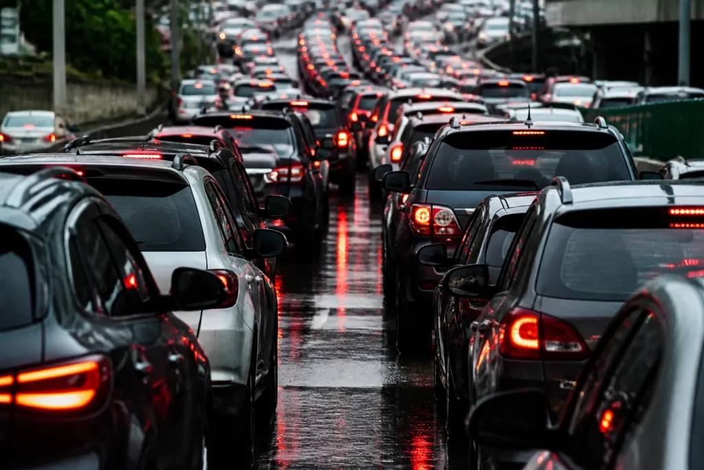 Embouteillage urbain avec routes asphaltées surcharges