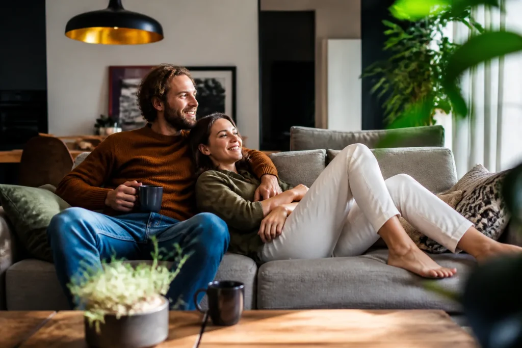 Couple relaxant sur canape dans salon contemporain