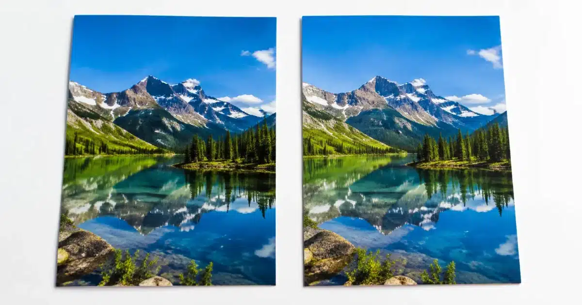 Deux documents identiques places cote a cote sur surface blanche