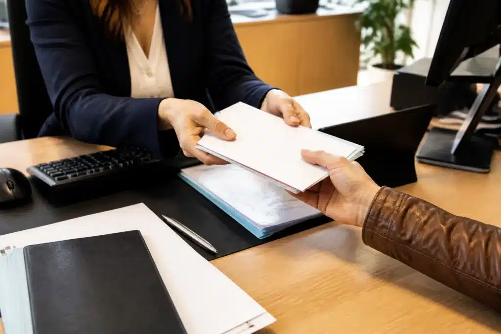 Documents administratifs et justificatifs de domicile sur bureau mairie.