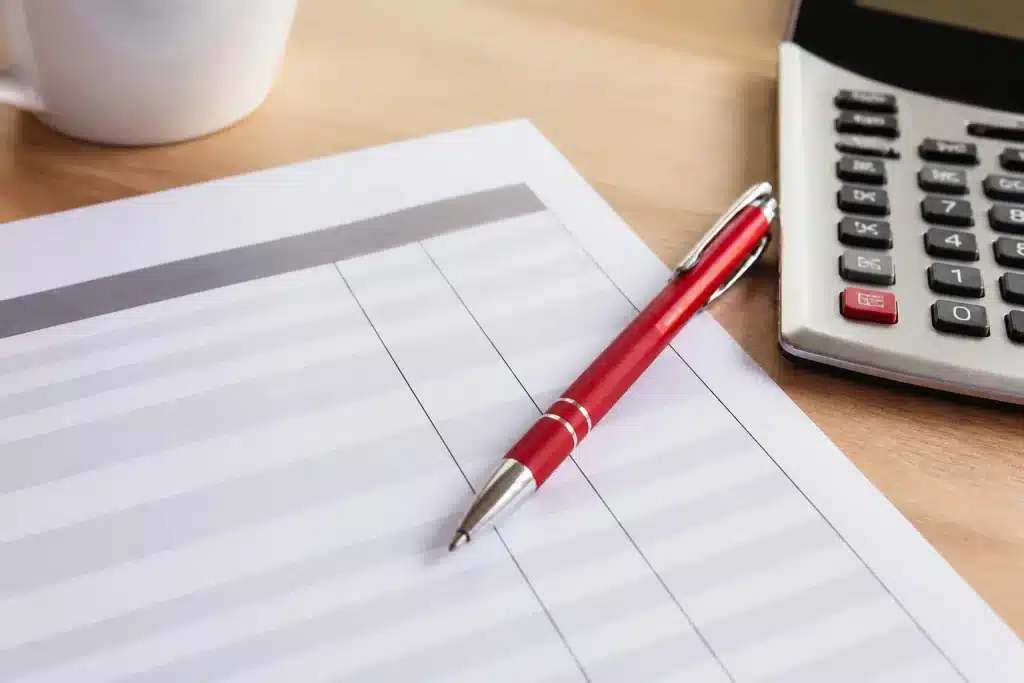 Document de facture avec stylo rouge et calculatrice