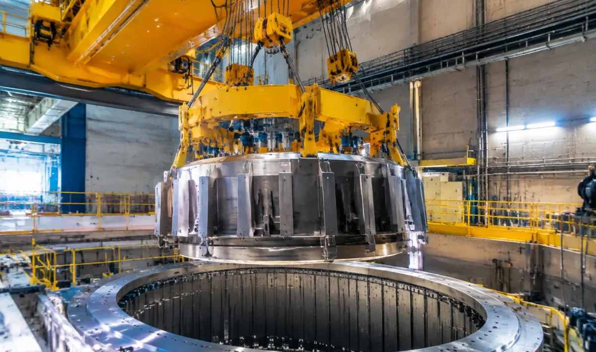 Grue soulevant des elements metalliques massifs du reacteur