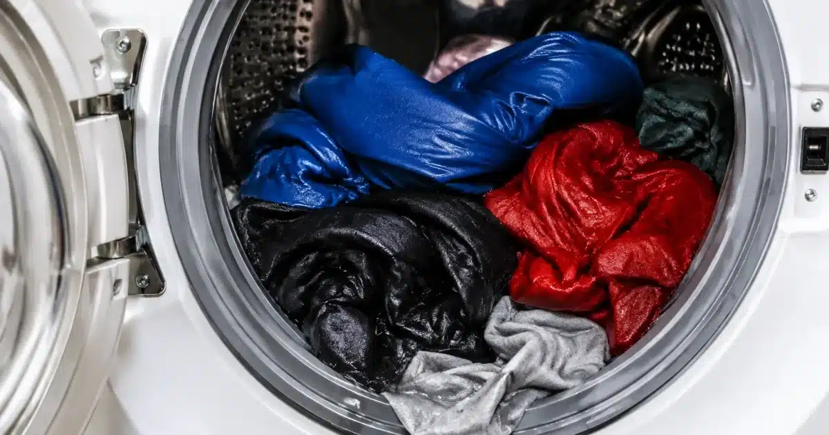 Vetements mouilles entasses dans tambour machine a laver