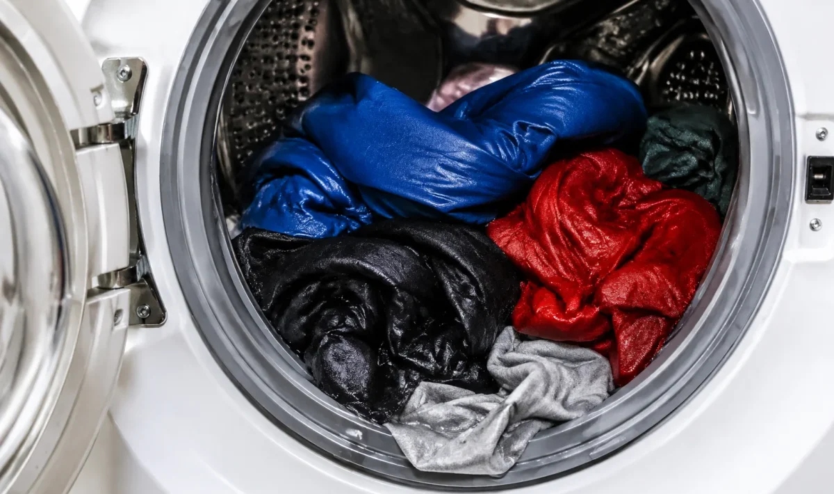 Vetements mouilles entasses dans tambour machine a laver