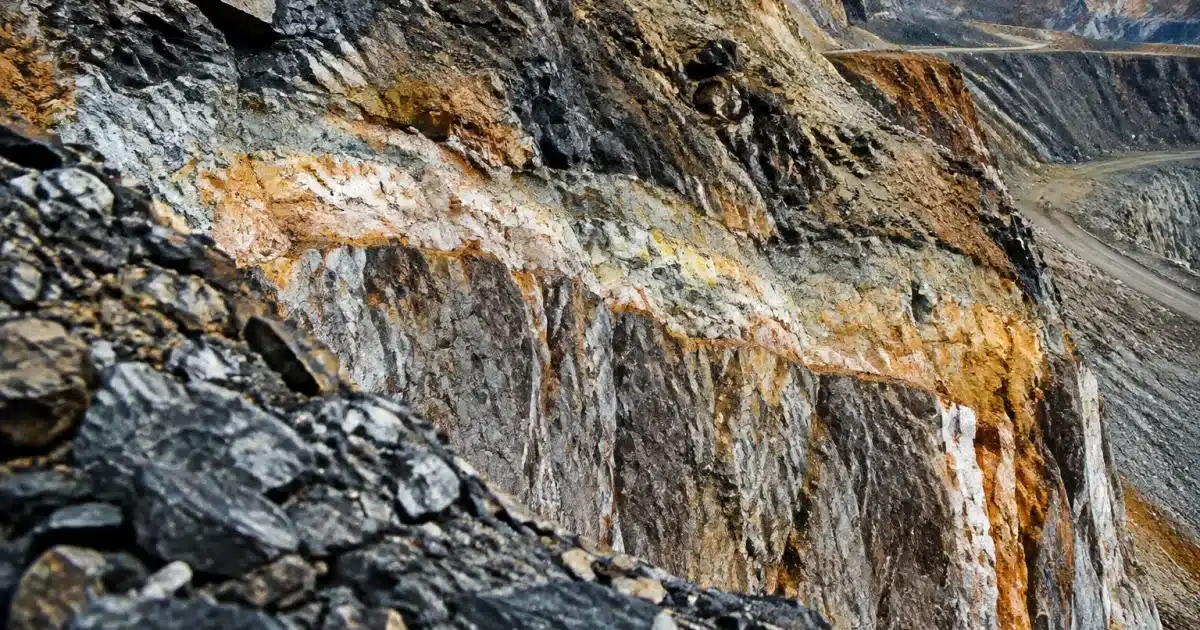 Couche minerale souterraine exposee dans excavation rocheuse profonde