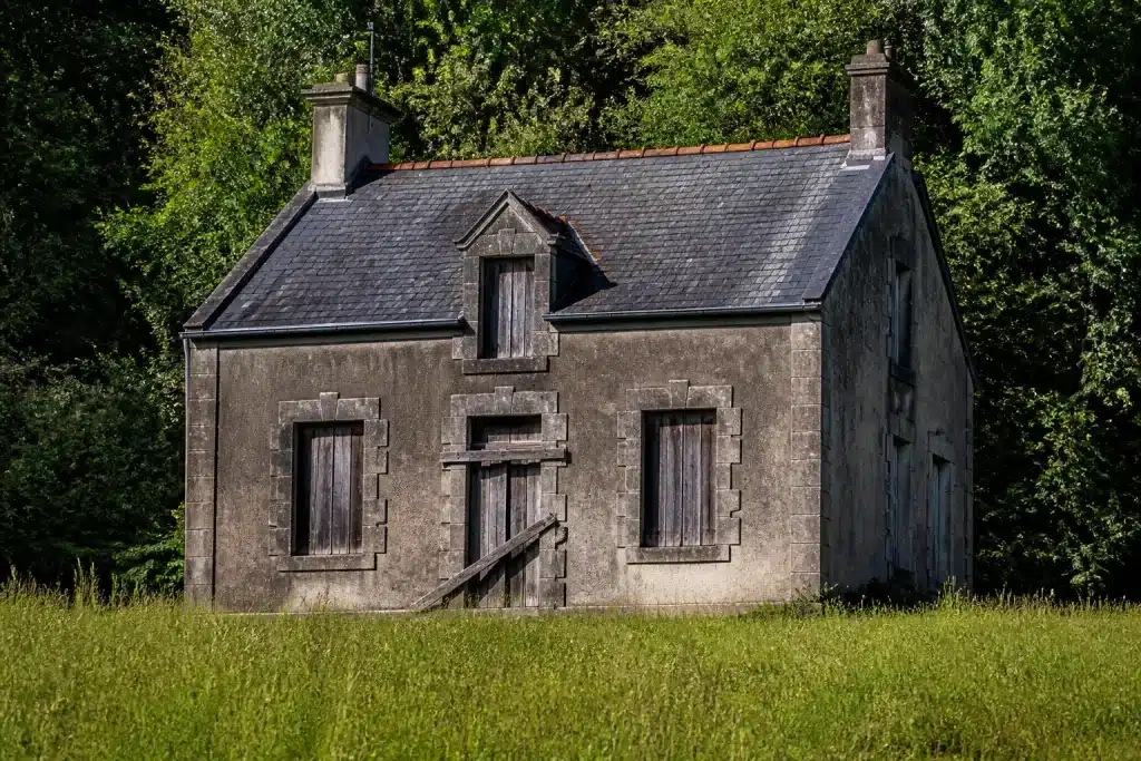 Maison abandonnee aux fenetres fermees avec portes barricadees
