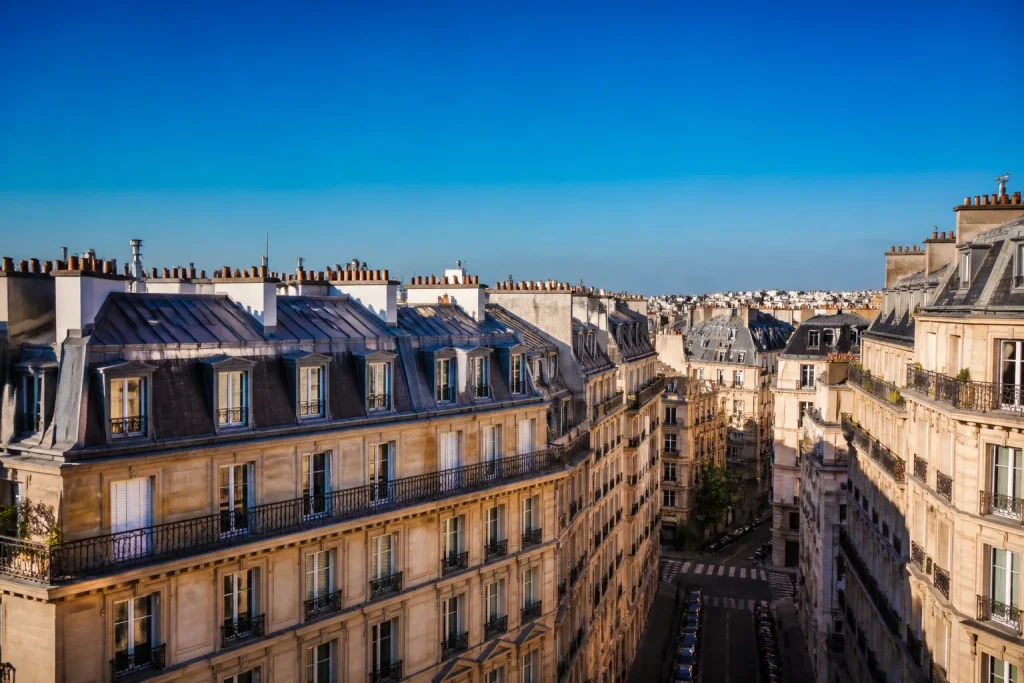 Immeubles parisiens avec peu d'arbres visibles