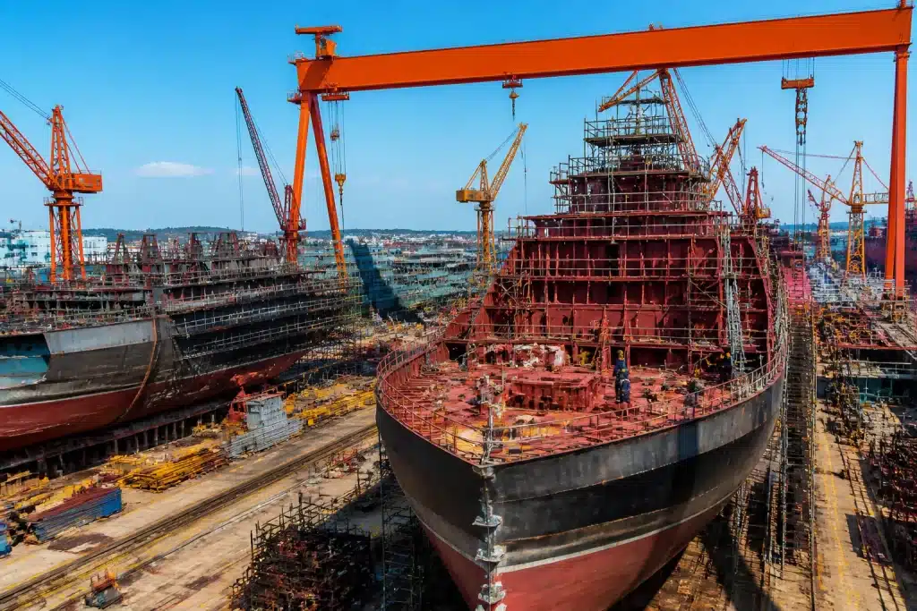Navires de construction navale moderne en chantier asiatique