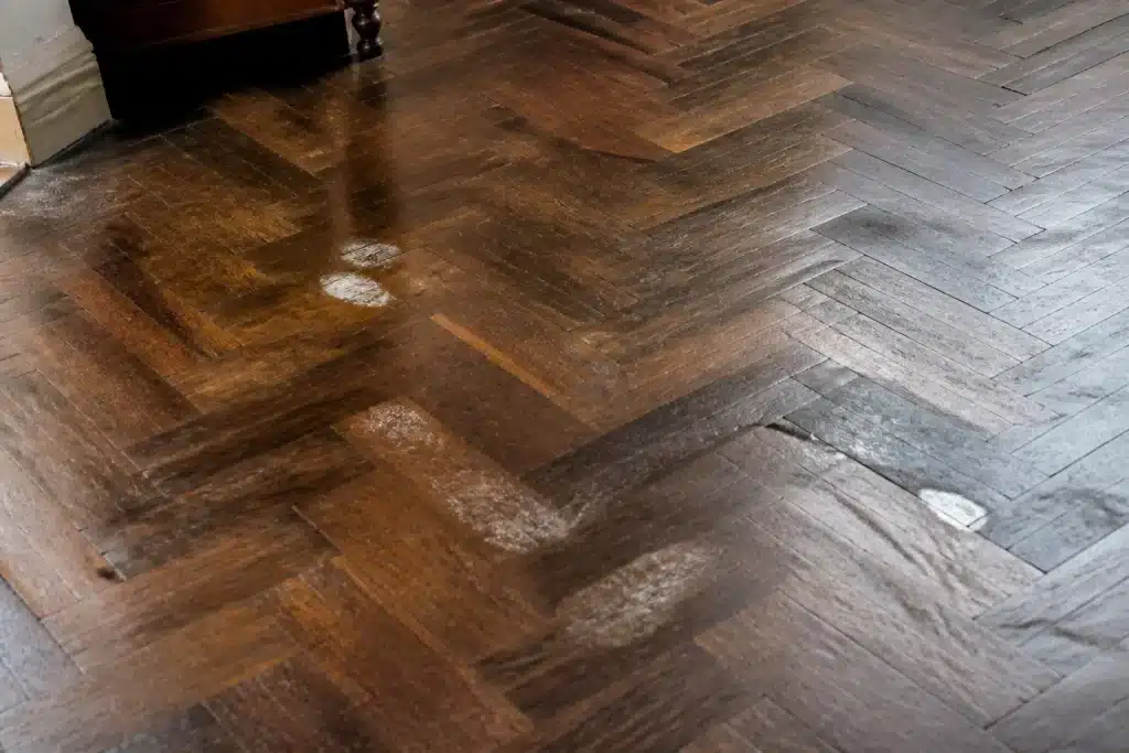 Parquet ciré terne avec taches blanches de residu
