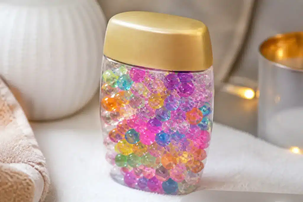Perles parfumees multicolores dans flacon transparent Action