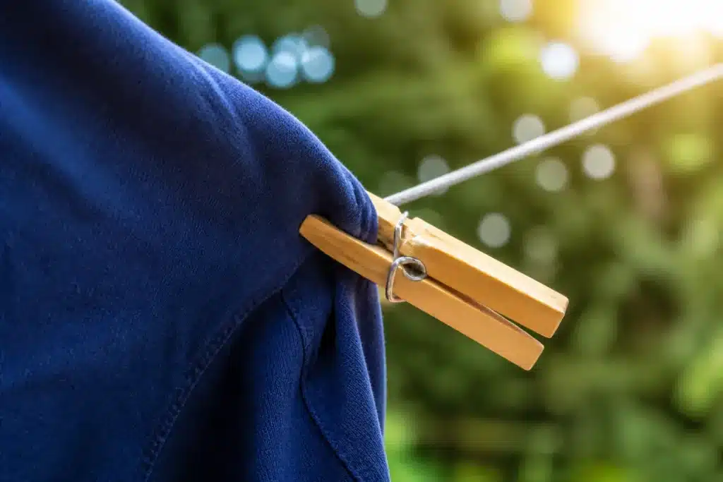 Vetement passe dans trous pince linge serree
