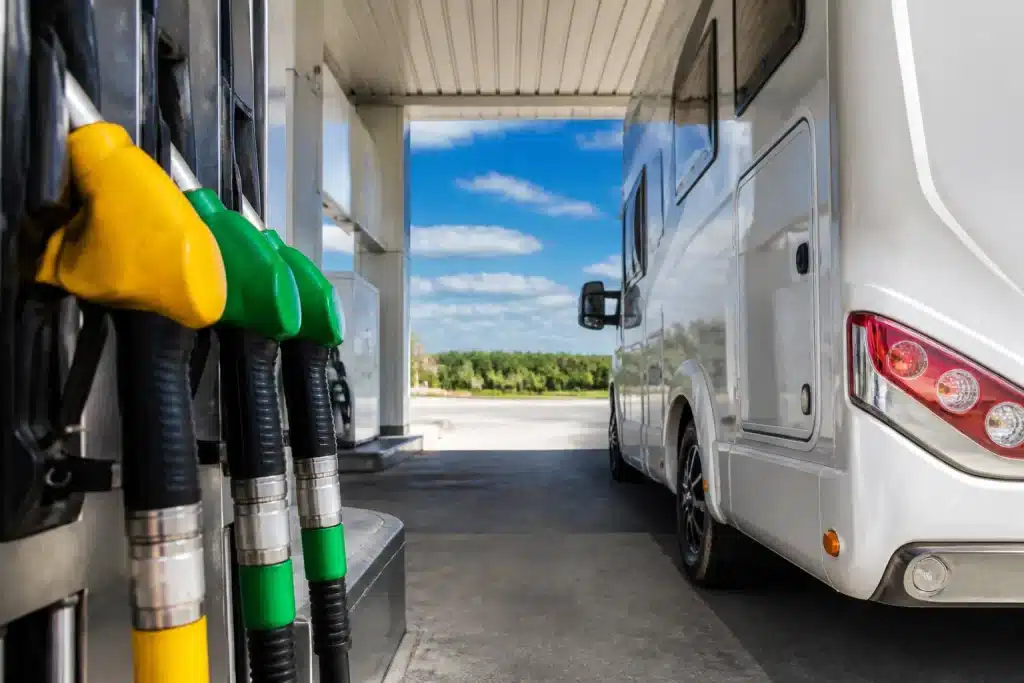 Pompe essence affichant prix inferieur avec camping-car