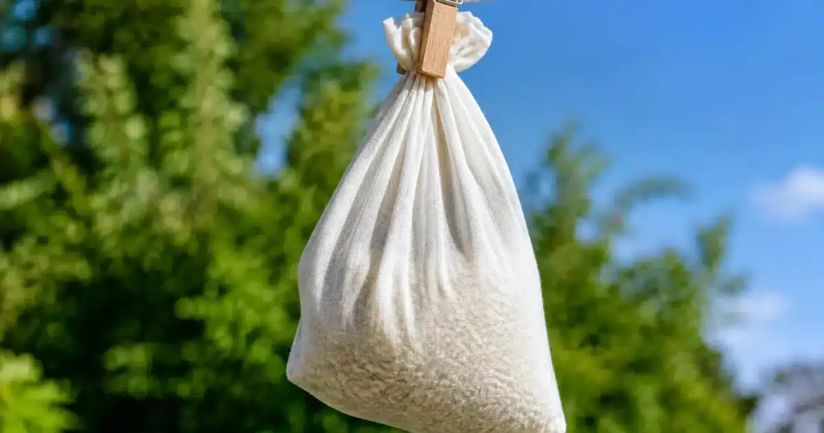 Sachet de tissu rempli de riz blanc suspendu sur corde a linge