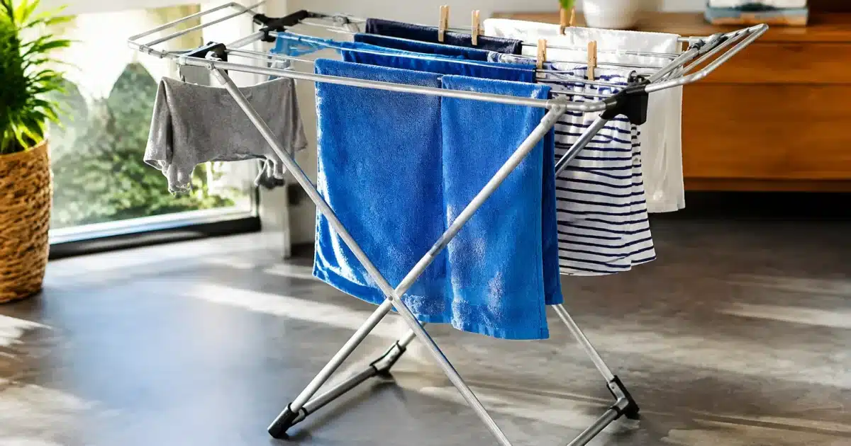 Petit séchoir compact pour linge mouillé sur support métallique