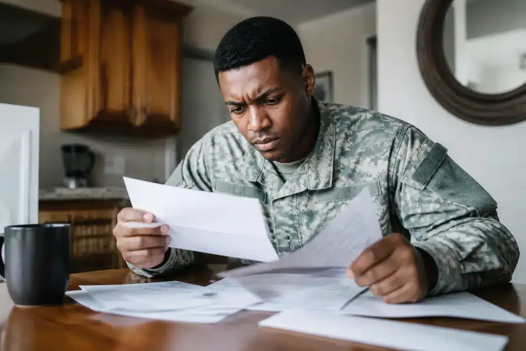 Soldat en uniforme examinant des documents de dette financière