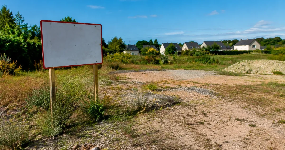 Terrain vague avec pancartes de chantier abandonne sans construction