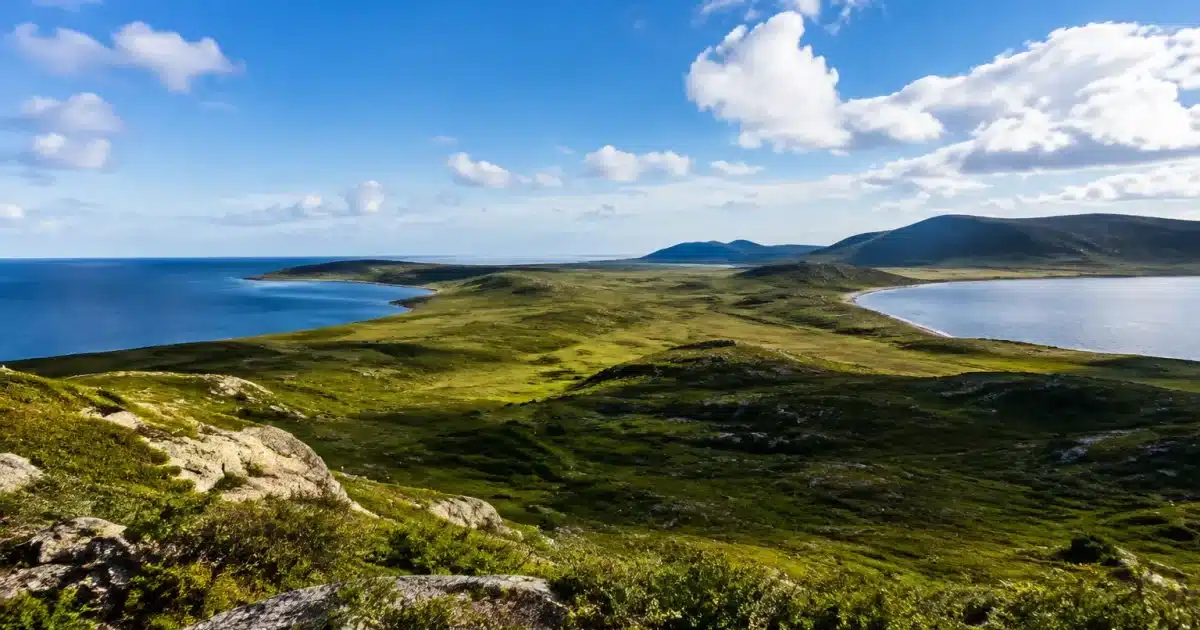 Terrain vaste et inoccupé s'étendant entre deux régions côtières