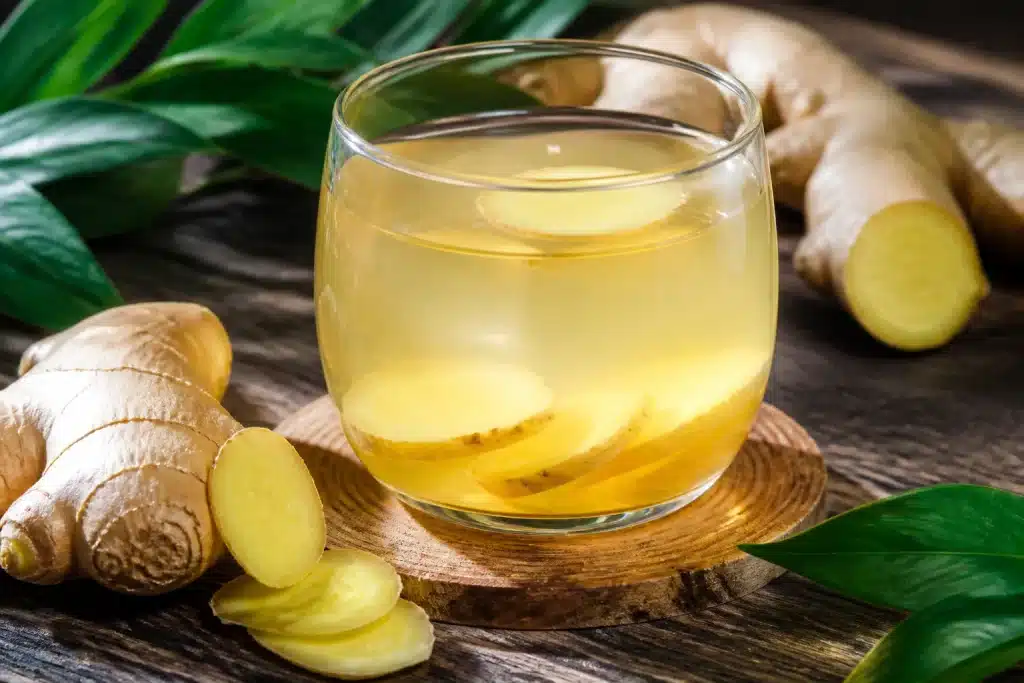Verre de tisane au gingembre frais tranché