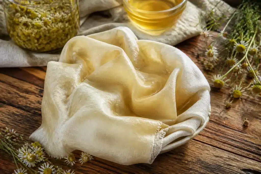 Tissu imbibe de decoction de camomille refroidie pour soulager
