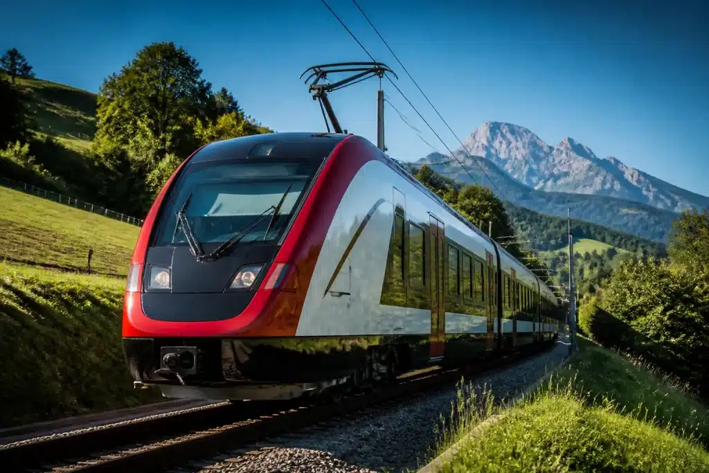 Train électrique moderne avec pantographe et design épuré