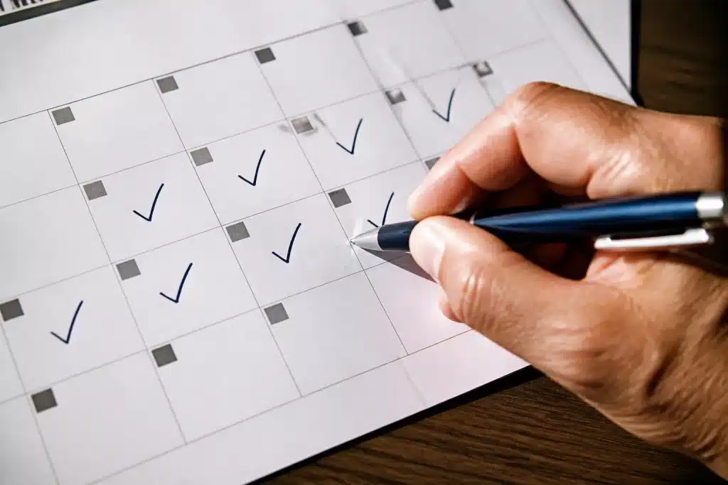 Calendrier avec cases cochees montrant progression retraite