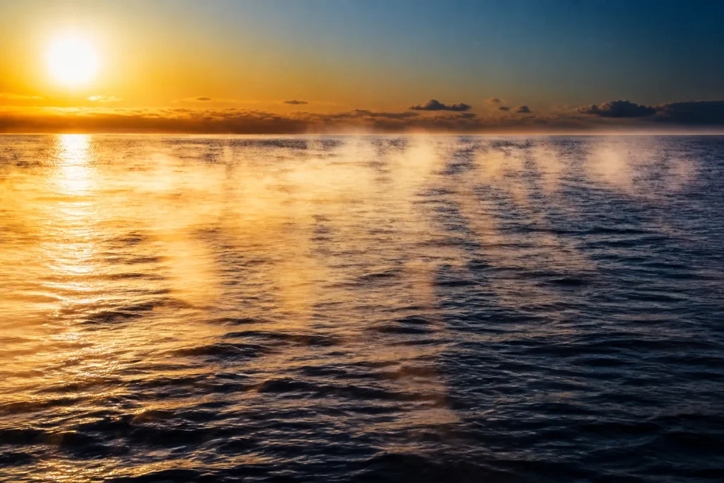 Vapeur thermique montant d'une surface oceanienne tres chaude