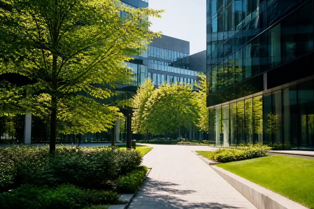 Immeubles modernes et espaces verts dans quartier professionnel urbain