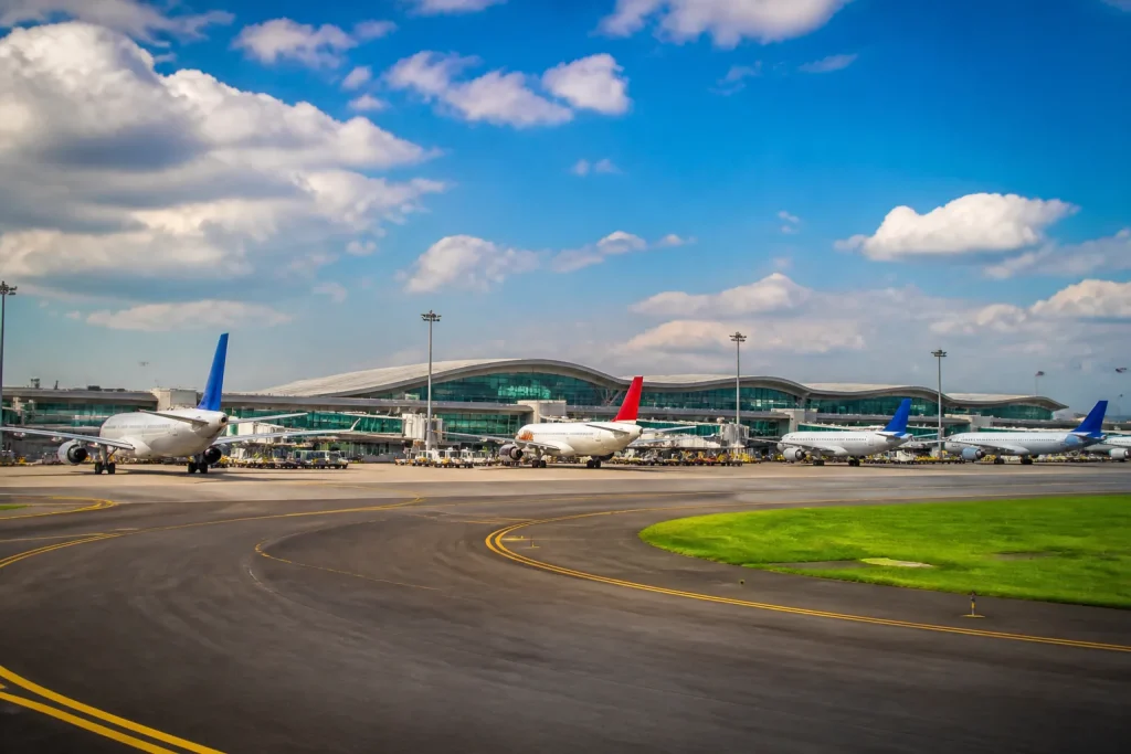 Piste d'atterrissage moderne avec terminaux rénovés et avions stationnés