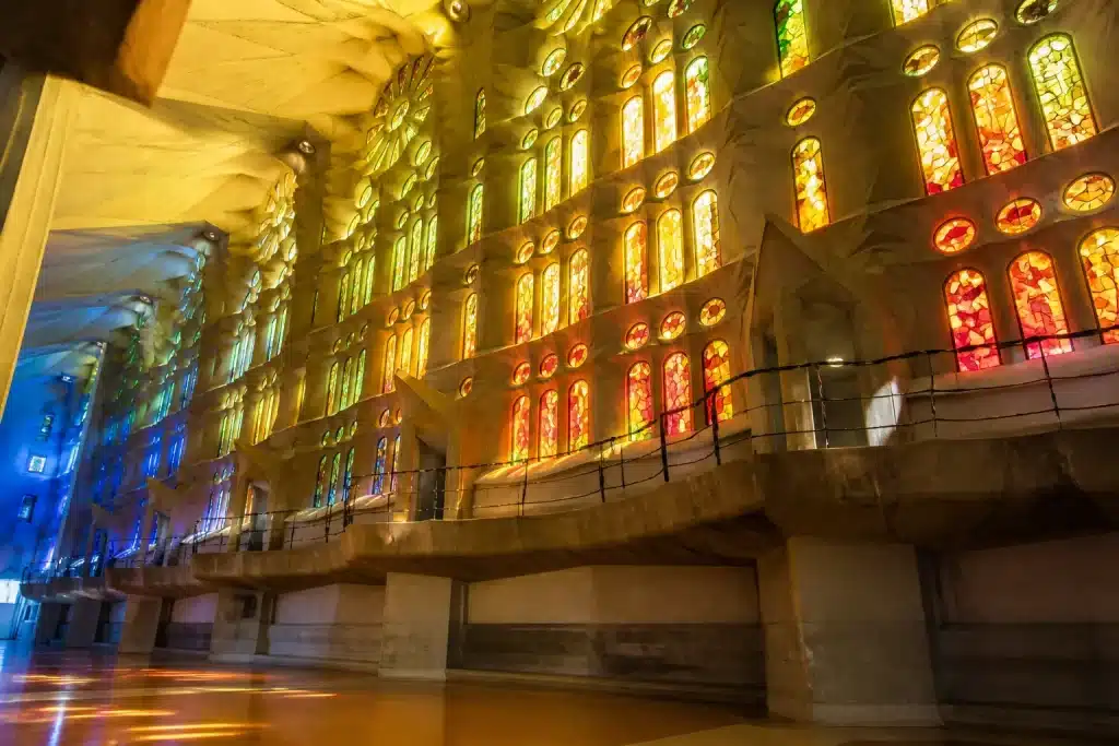 Vitraux colores filtrant lumiere dans basilique moderne