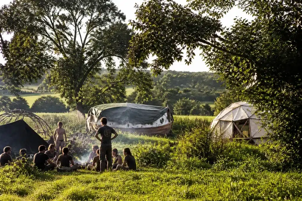 Militants campant dans champs bocagers avec structures habitat alternatives