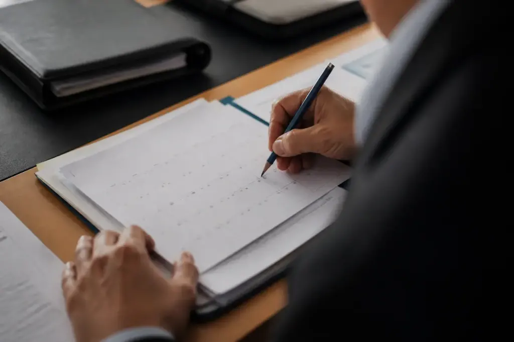 Calendrier entouré au crayon posé sur des documents officiels