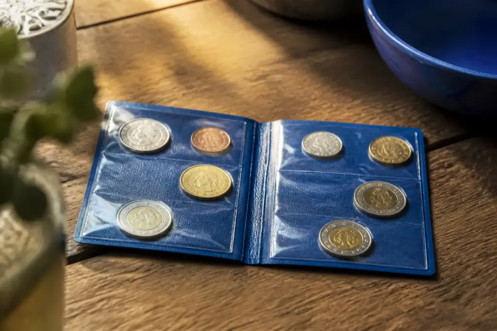 Carnet bleu ouvert sur table en bois avec pieces