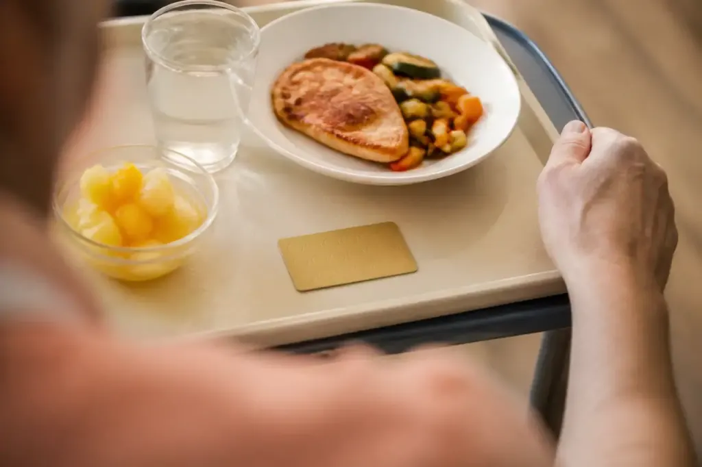 Carte de fidelite posee sur un plateau repas