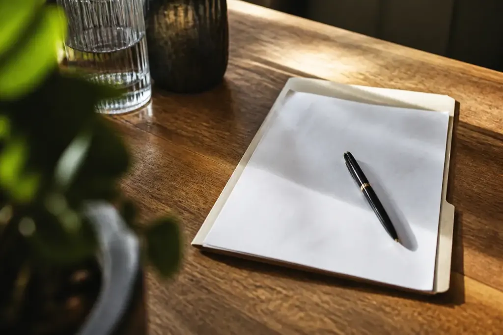 Document assurance vie et stylo sur bureau en bois