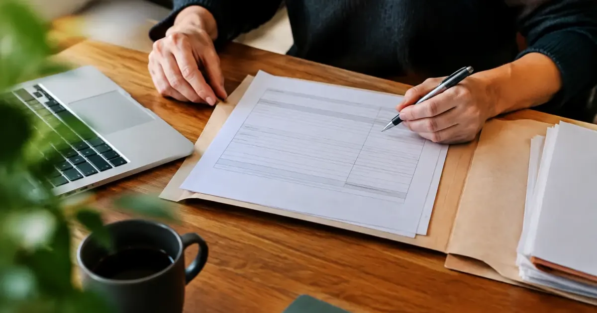 Dossier papier ouvert avec formulaire et stylo sur bureau
