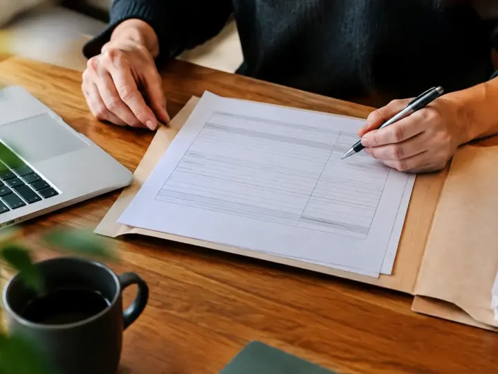 Dossier papier ouvert avec formulaire et stylo sur bureau
