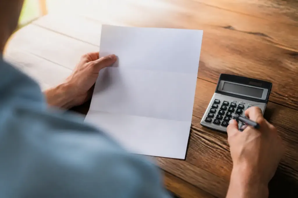 Facture de taxe communale avec stylo et calculatrice