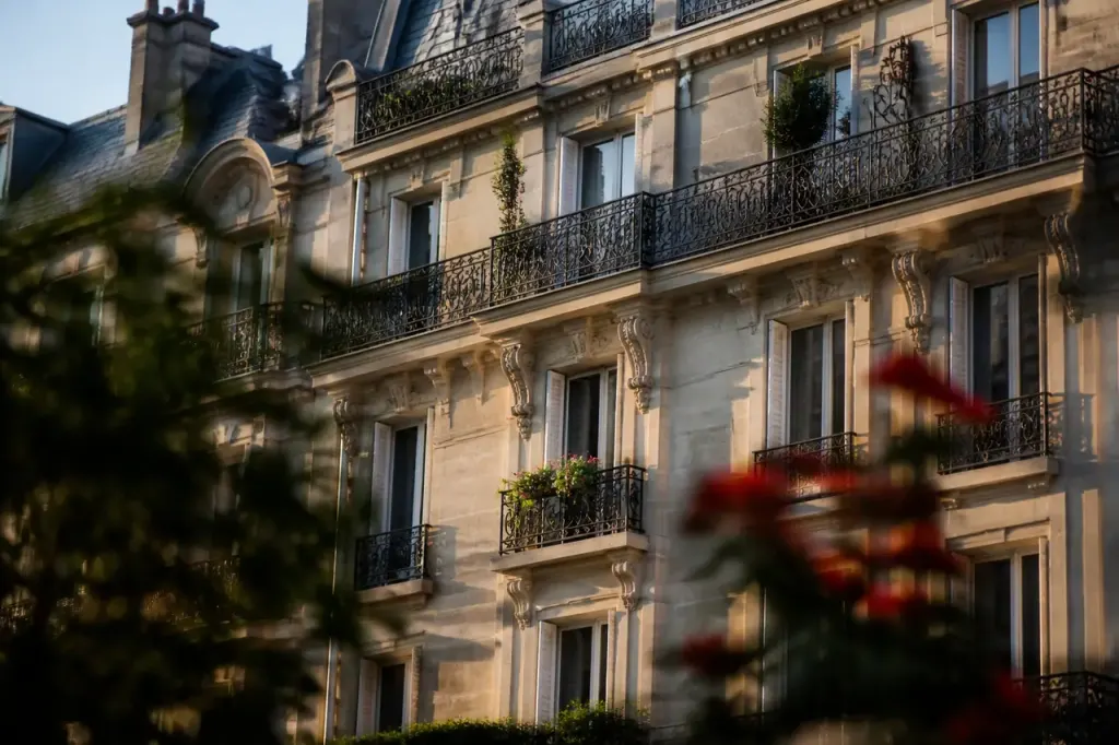 Immeubles haussmanniens en pierre claire avec balcons en fer