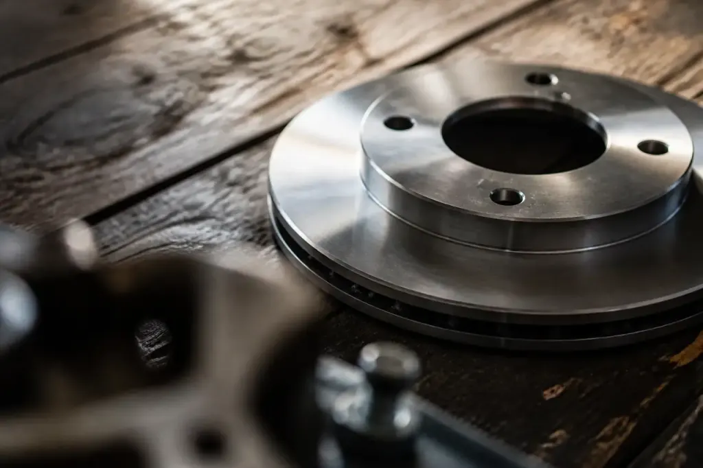 Main tenant des disques metalliques brillants sur bois