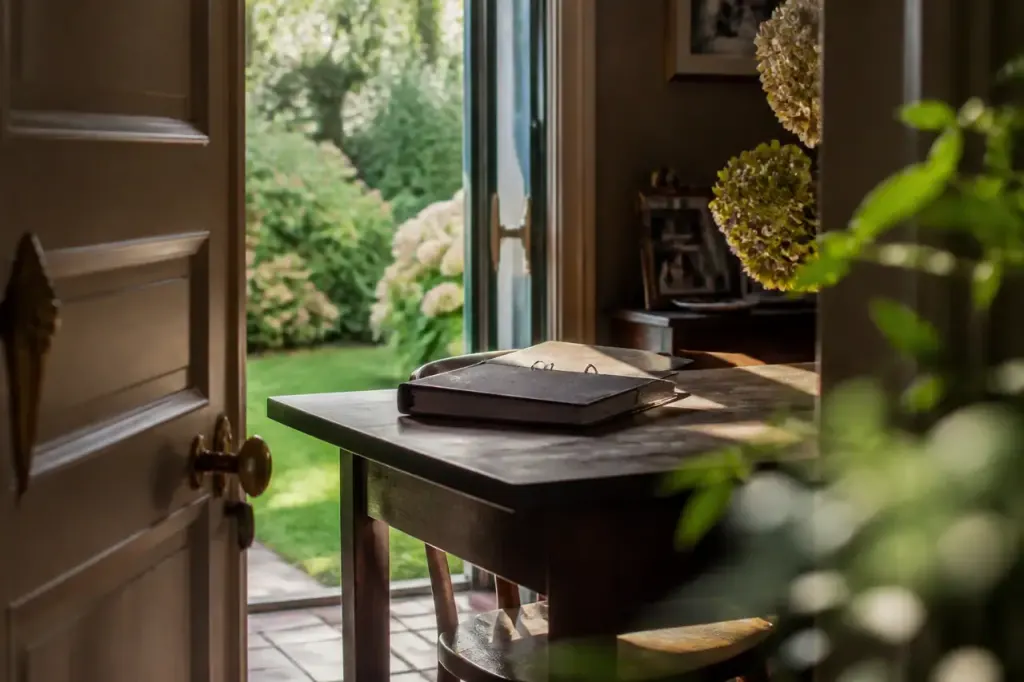 Maison de famille avec jardin et classeur sur table