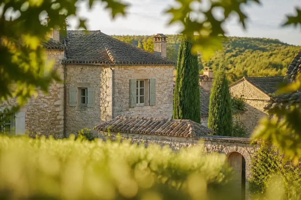 Maisons anciennes en pierre aux toits de tuiles