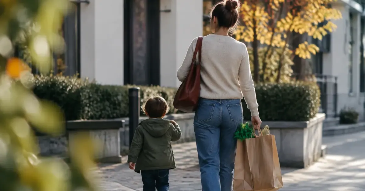Mere seule porte un sac de courses, enfant pres