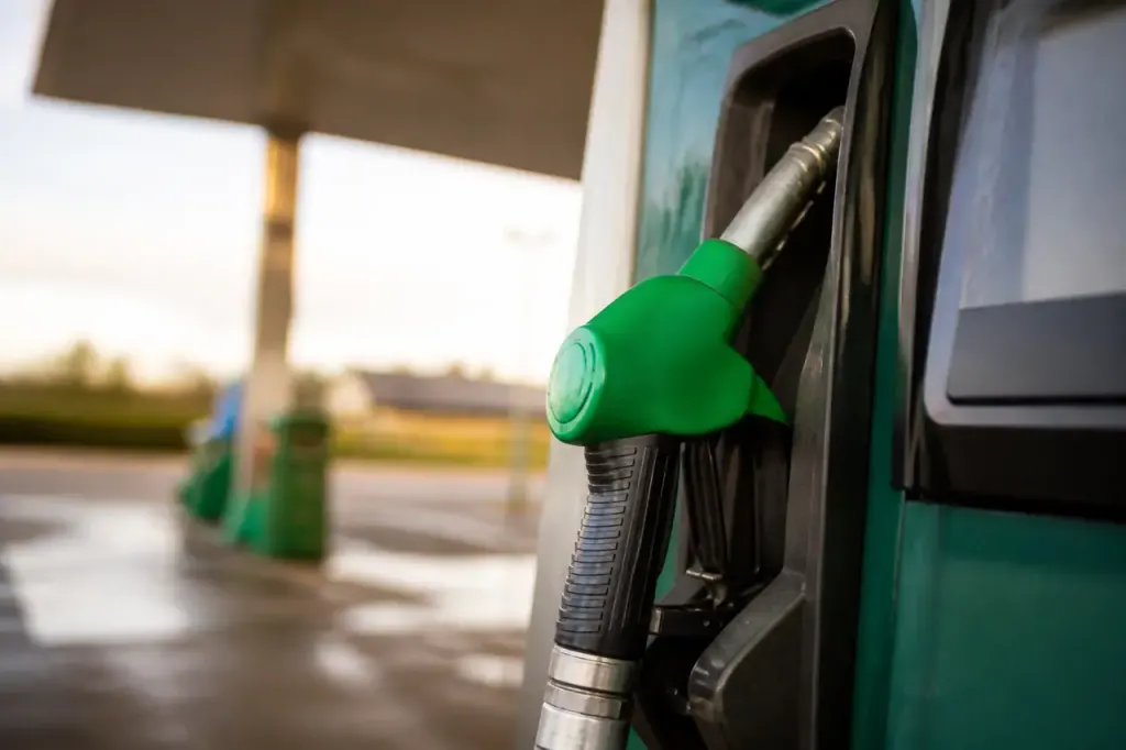 Pistolet de pompe diesel vert dans une station service